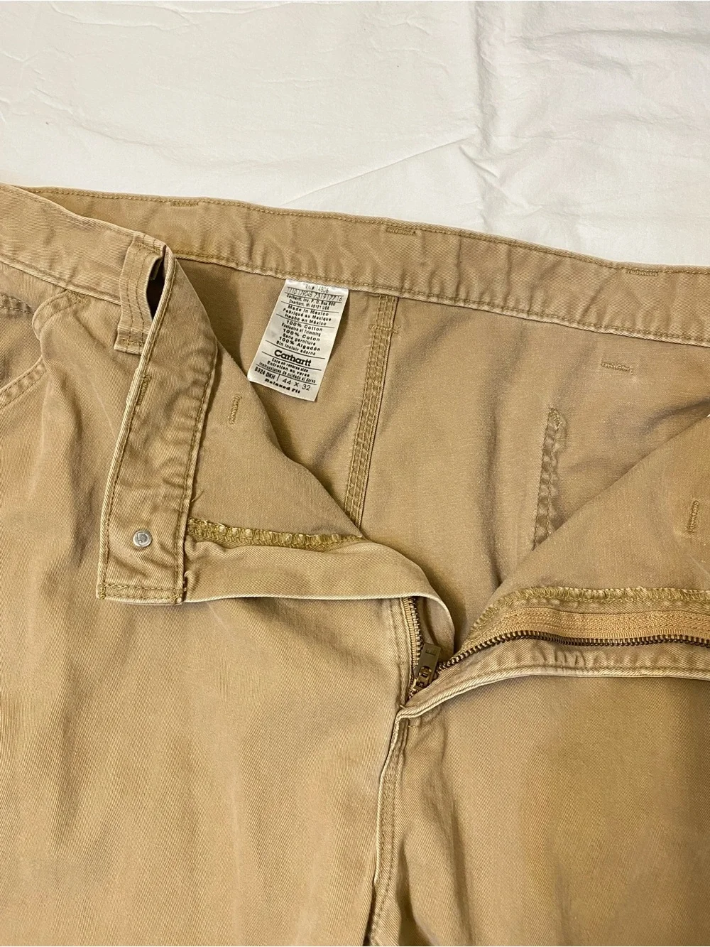 Carhartt Men’s pants Size 44 by 32 in good condition, clean, no tear.
